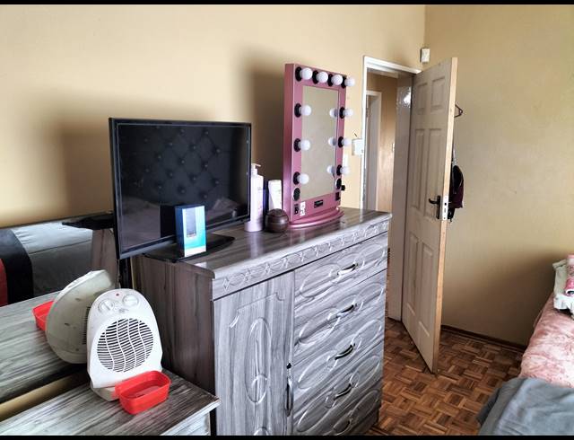 3 BEDROOM FREESTANDING FOR SALE IN BISLEY